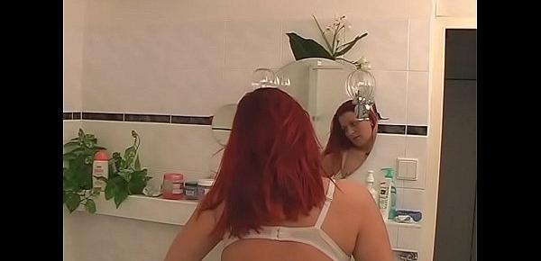  Fat redhead amateur fucks in Bathroom - Geile dicke rothaarige Schlampe